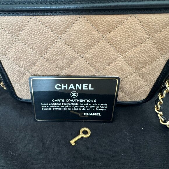 Chanel Small CC Filigree Vanity Case Black and Beige Caviar Antique Gold Hardwar - Picture 14 of 15